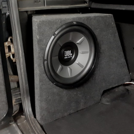 Короб под 10" сабвуфер B@3 2123 Chevrolet Niv@ (в левое крыло, 35 литров) купить недорого с доставкой в Апатиты